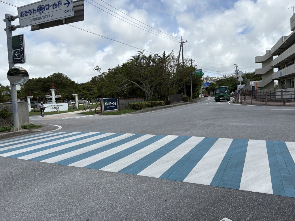 おきなわワールドの道路向かいにあるガンガラーの谷入口