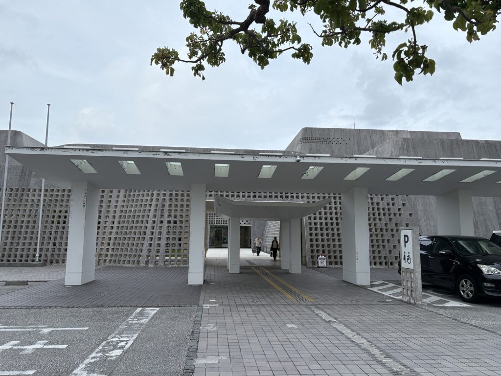 屋根付き通路と点字ブロックが整備された沖縄県立博物館・美術館の正面入口