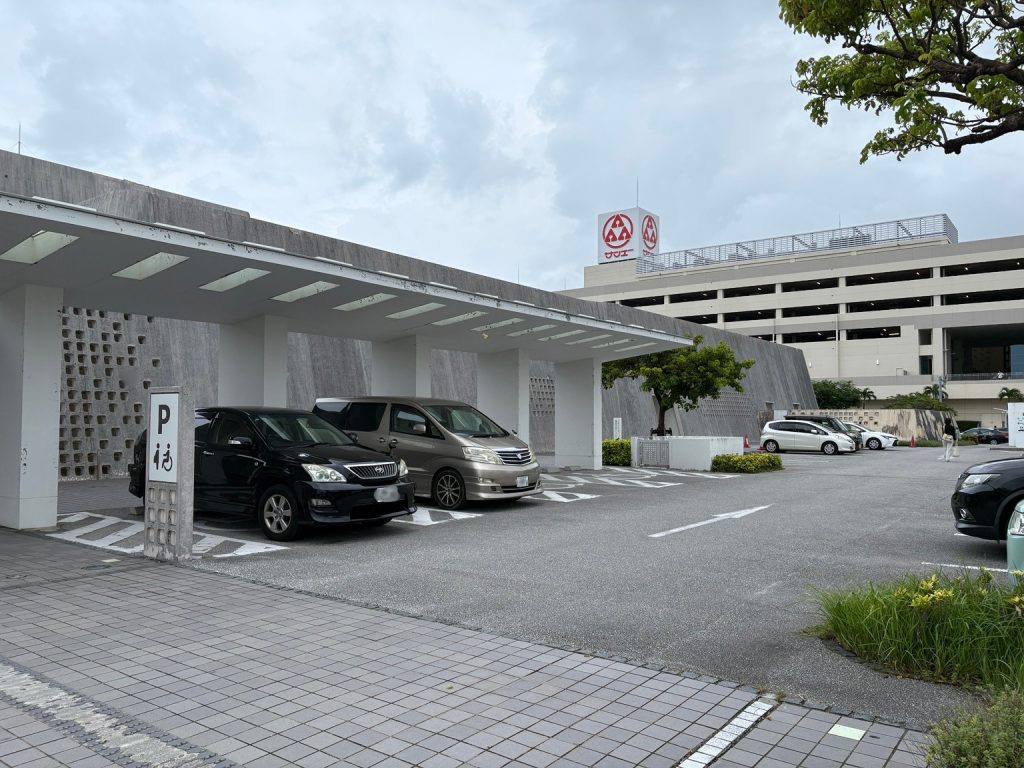 沖縄県立博物館・美術館の駐車場と隣接するサンエー那覇メインプレイス