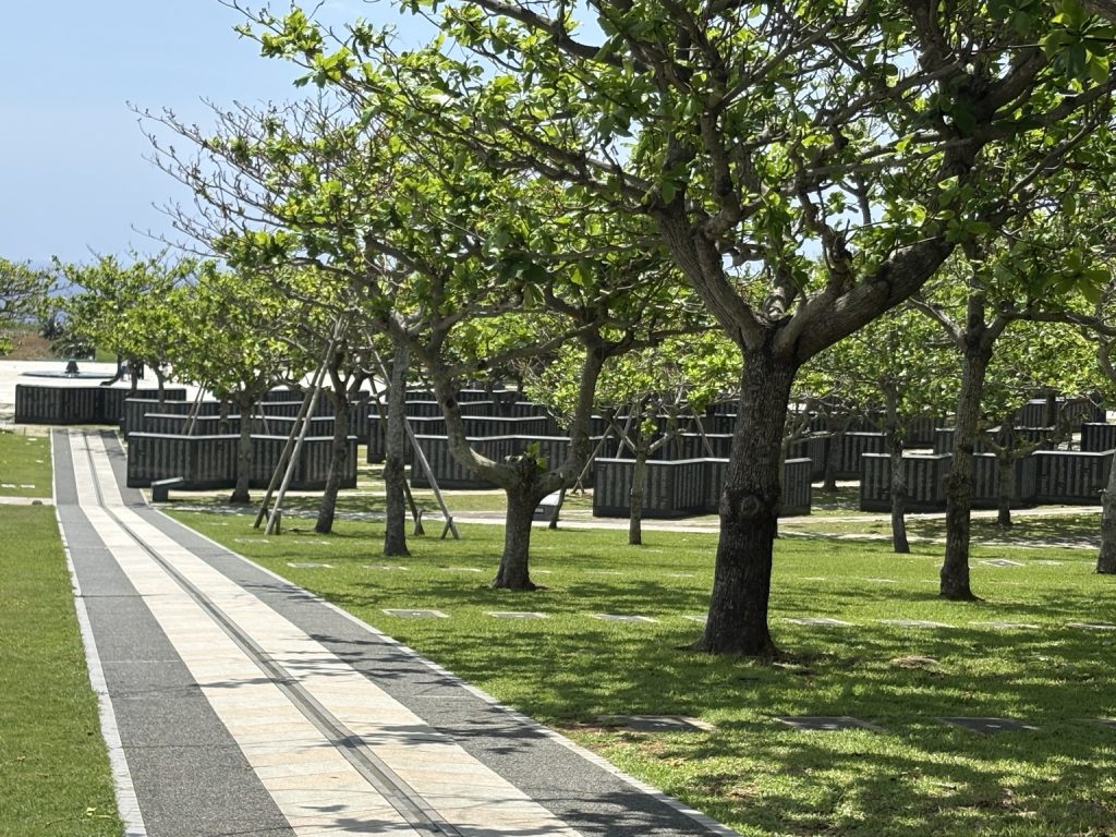 沖縄県営平和祈念公園の平和の礎と木陰のある園路