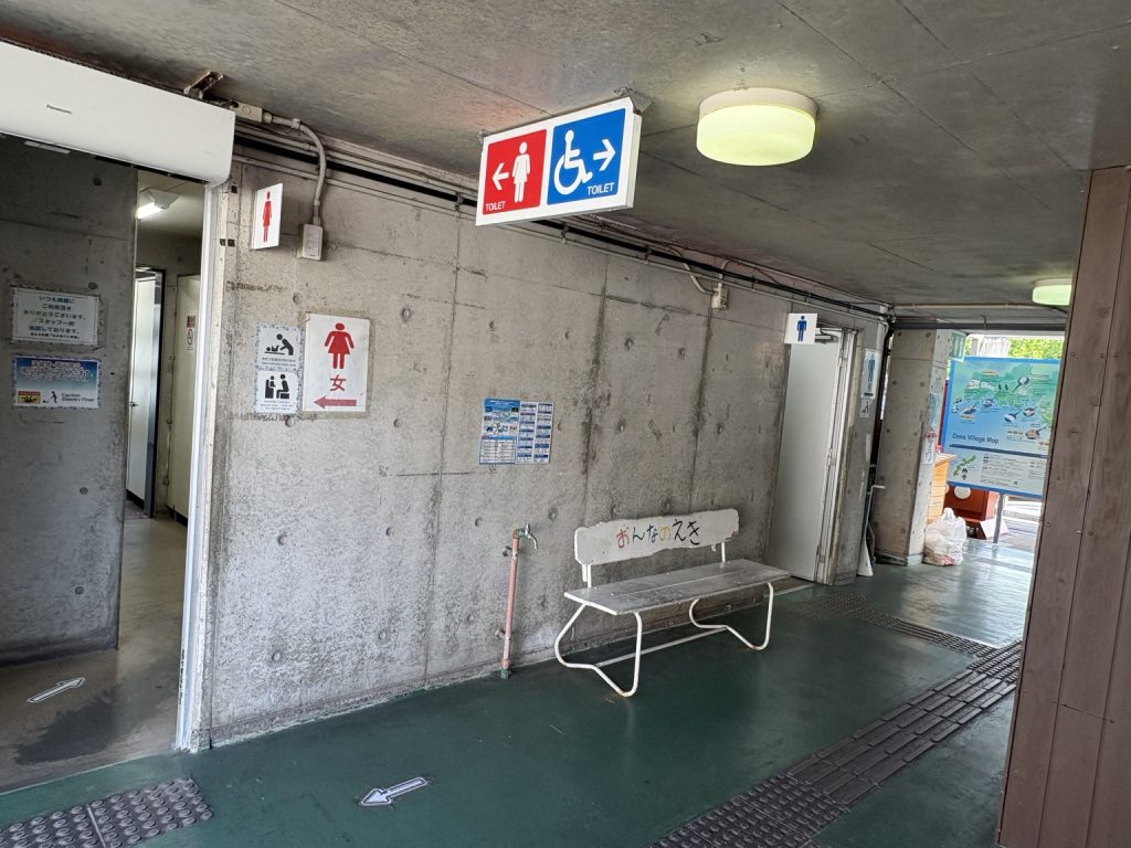 おんなの駅なかゆくい市場のトイレ案内と休憩用ベンチ
