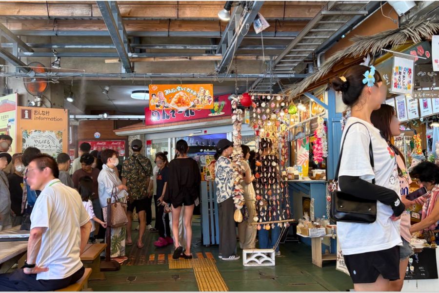 おんなの駅 なかゆくい市場の土産物店が並ぶ通路と観光客でにぎわう様子