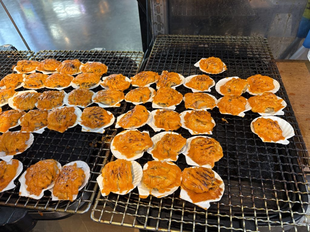 道の駅いとまんで焼かれている貝の海産物