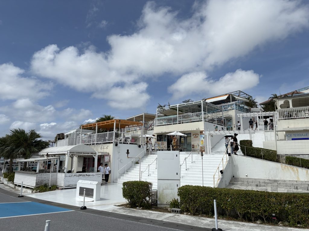 瀬長島ウミカジテラスの白い建物と階段