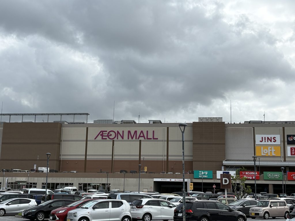 イオンモール沖縄ライカムの外観。衣料品や日用品、飲食店などがそろう大型ショッピングモール