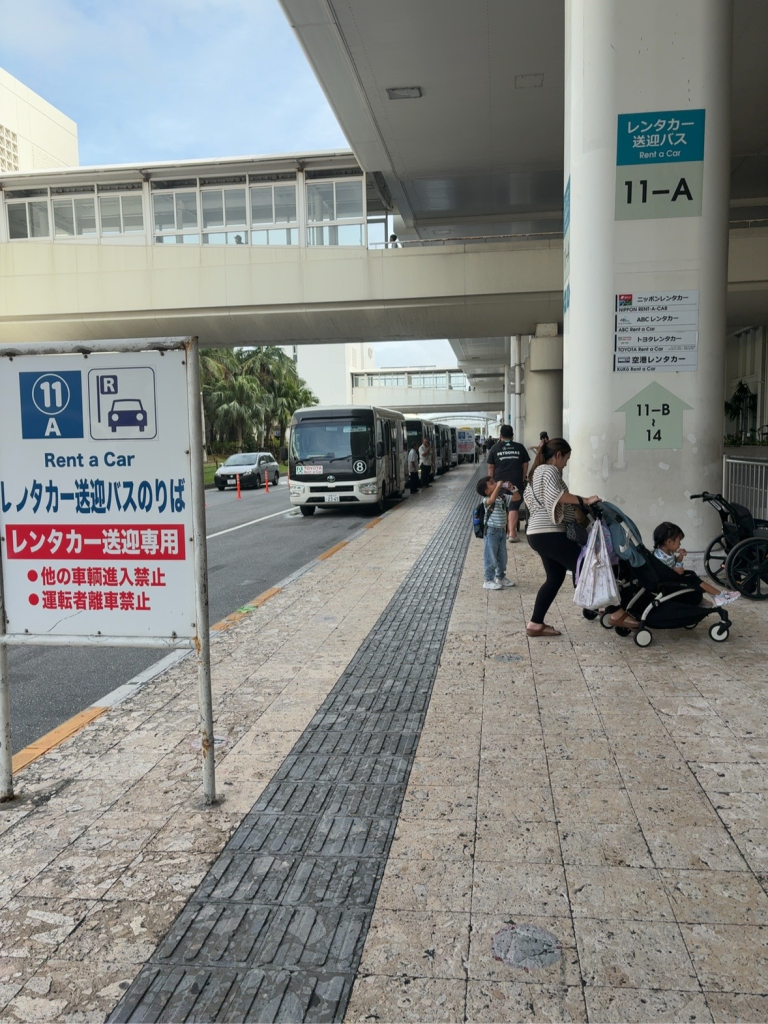 那覇空港11-Aレンタカー送迎バス乗り場でバスを待つ利用者の様子