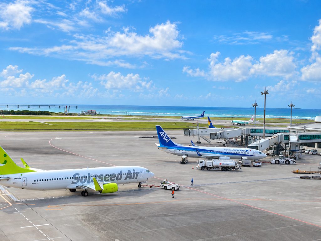 那覇空港の滑走路と駐機中の飛行機